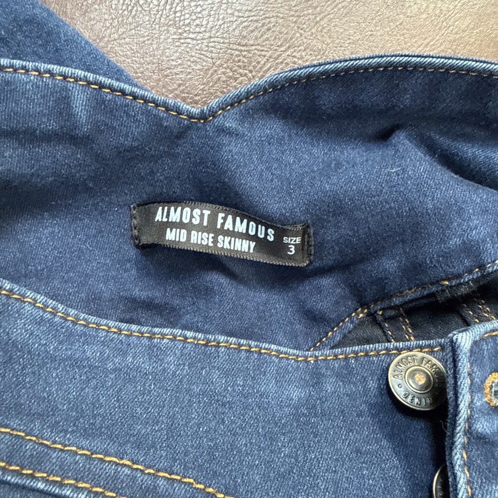 Almost Famous Women Denim Jeans juniors Size 3 equivalent to women’s size 2 in B - Picture 4 of 4